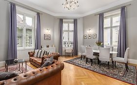 Spacious Victorian Residence By Grand Boulevard